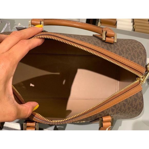 Michael kors Hayes duffle bag with matching wallet - Picture 6 of 8